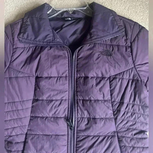 The North Face Woman’s Purple Puffer Jacket. Size Small - Picture 8 of 8